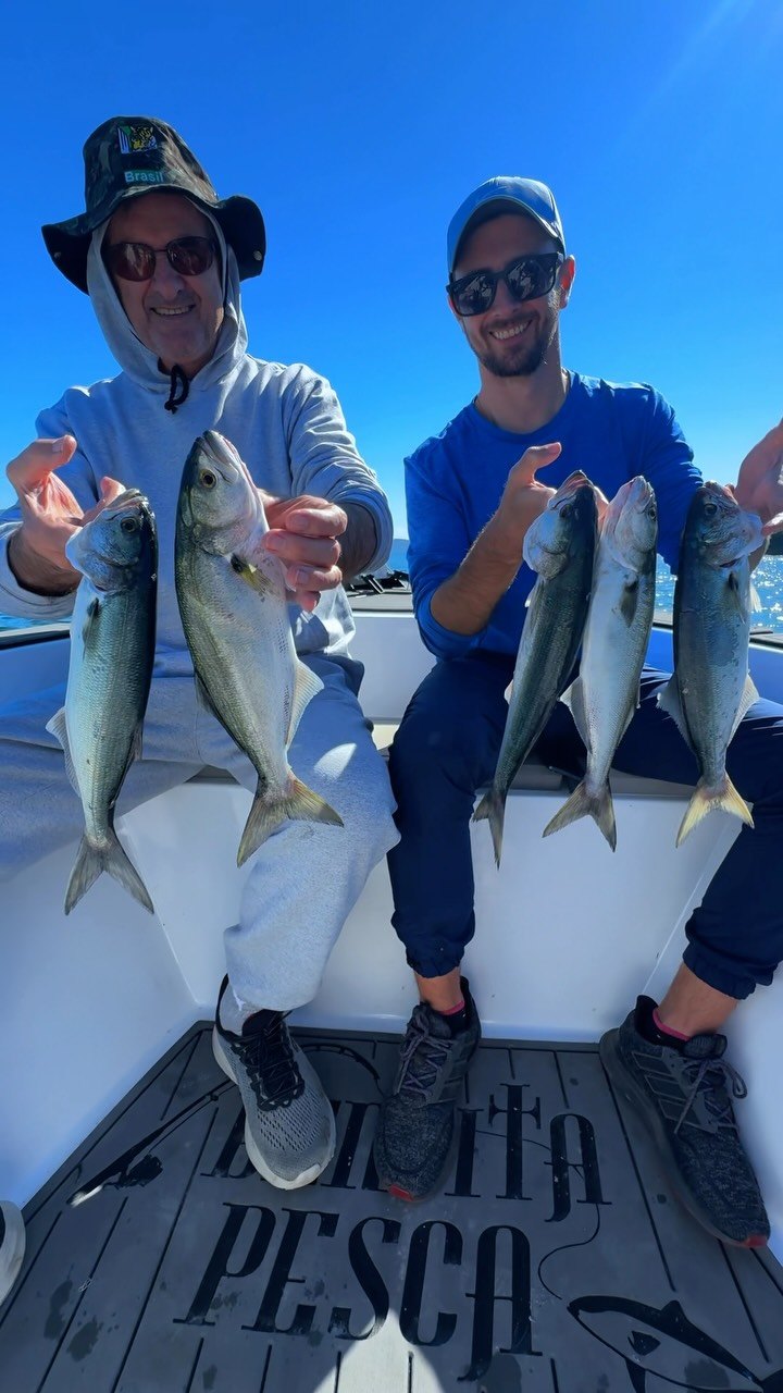 Clientes com pescarias a bordo de um Bote Brasil