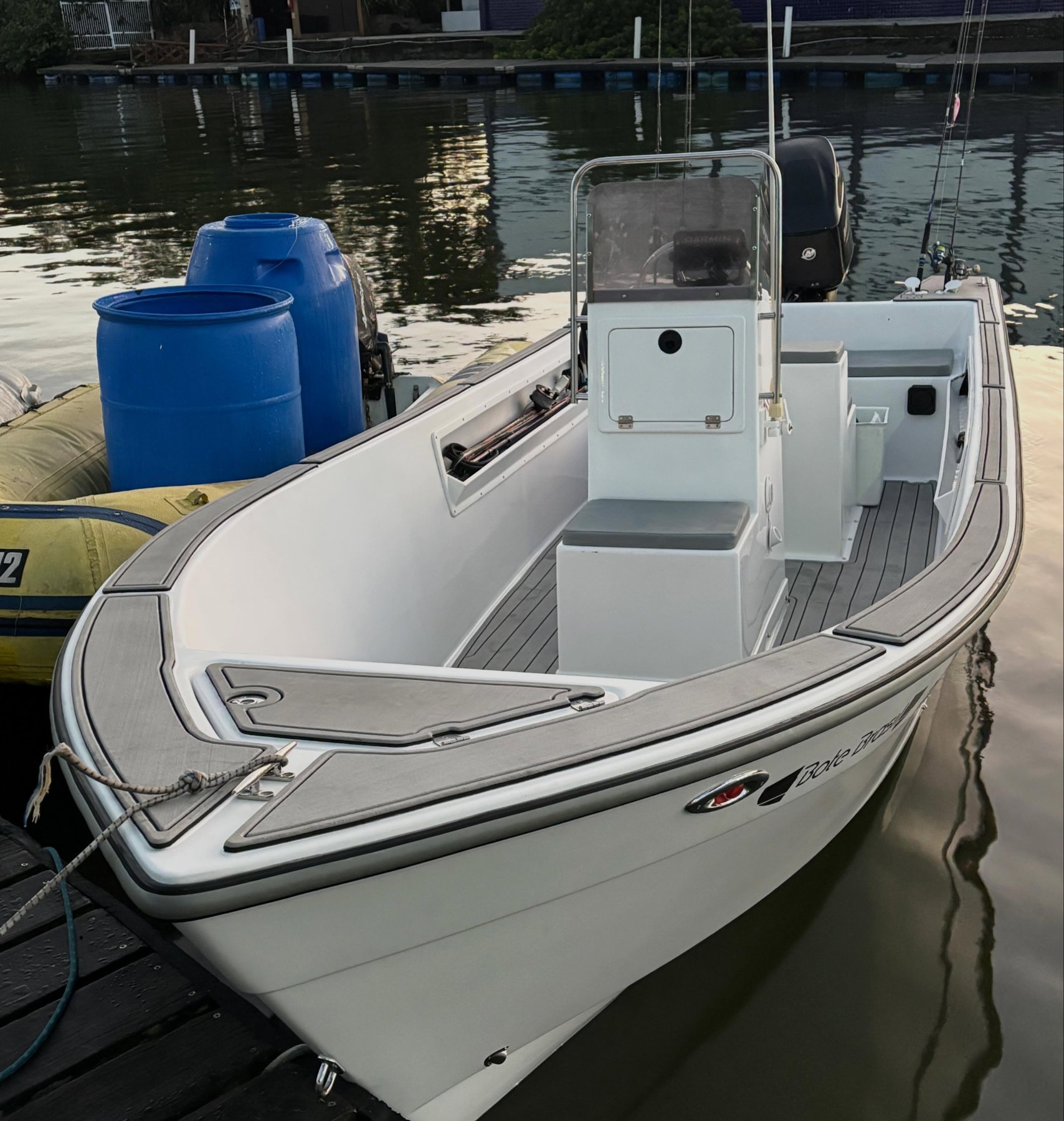 Bote Brasil atracado na marina
